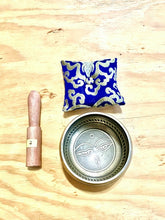 Load image into Gallery viewer, Yoga Singing Bowl for Peace Sound Therapy Meditation Copper-5&quot;
