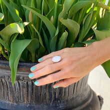 Load image into Gallery viewer, Ring, Oval Mother of Pearl

